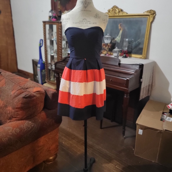 Cute strapless dress. - Picture 2 of 4